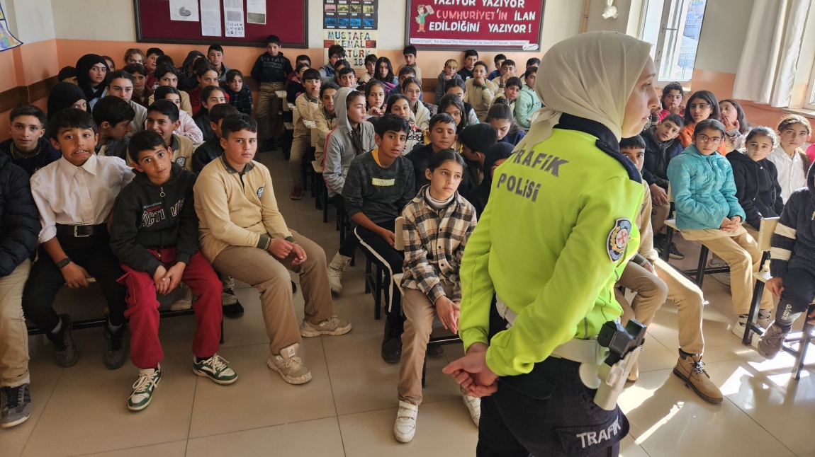 Okulumuz öğrencilerine trafik eğitimi semineri verildi